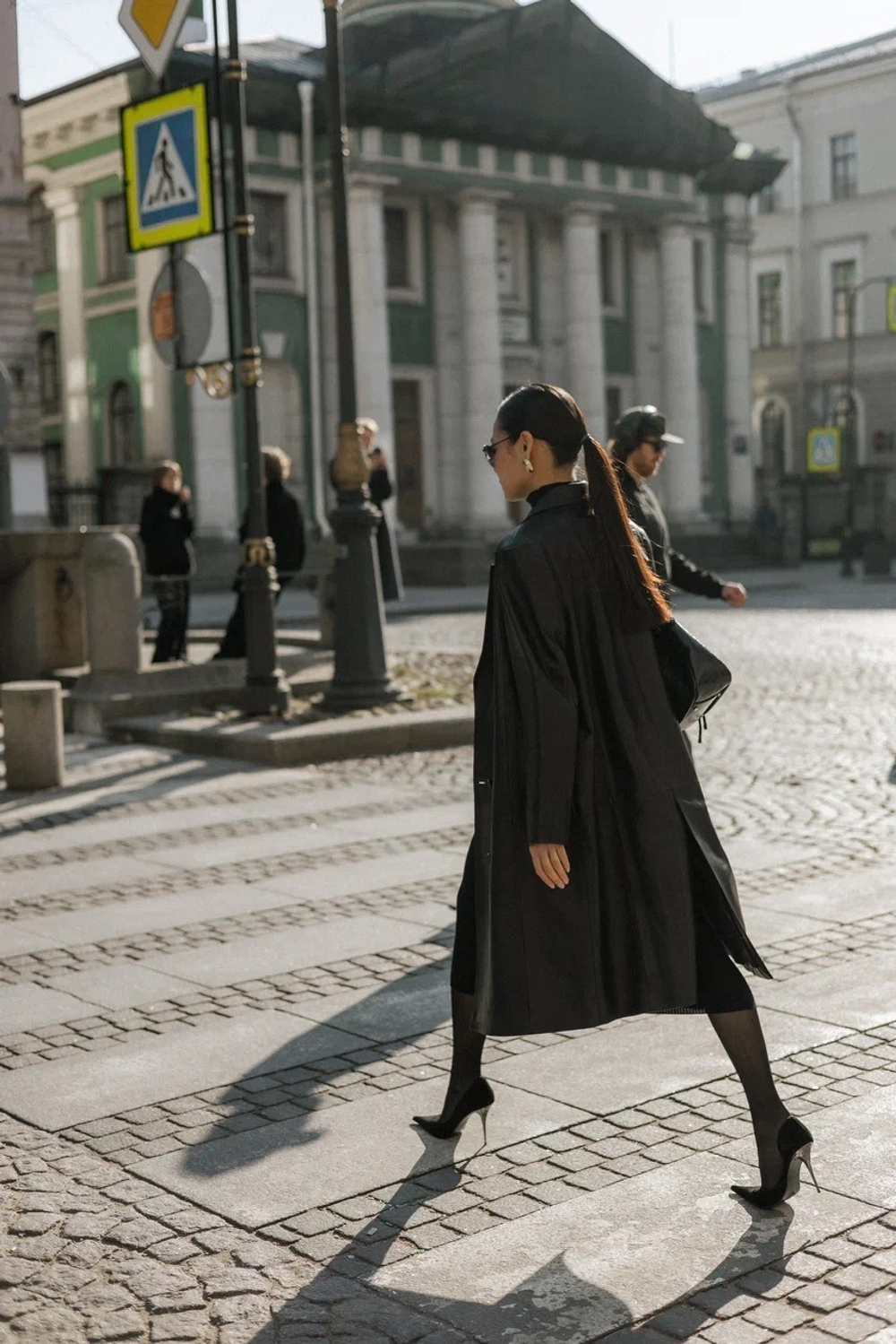 Чёрный кожаный тренч