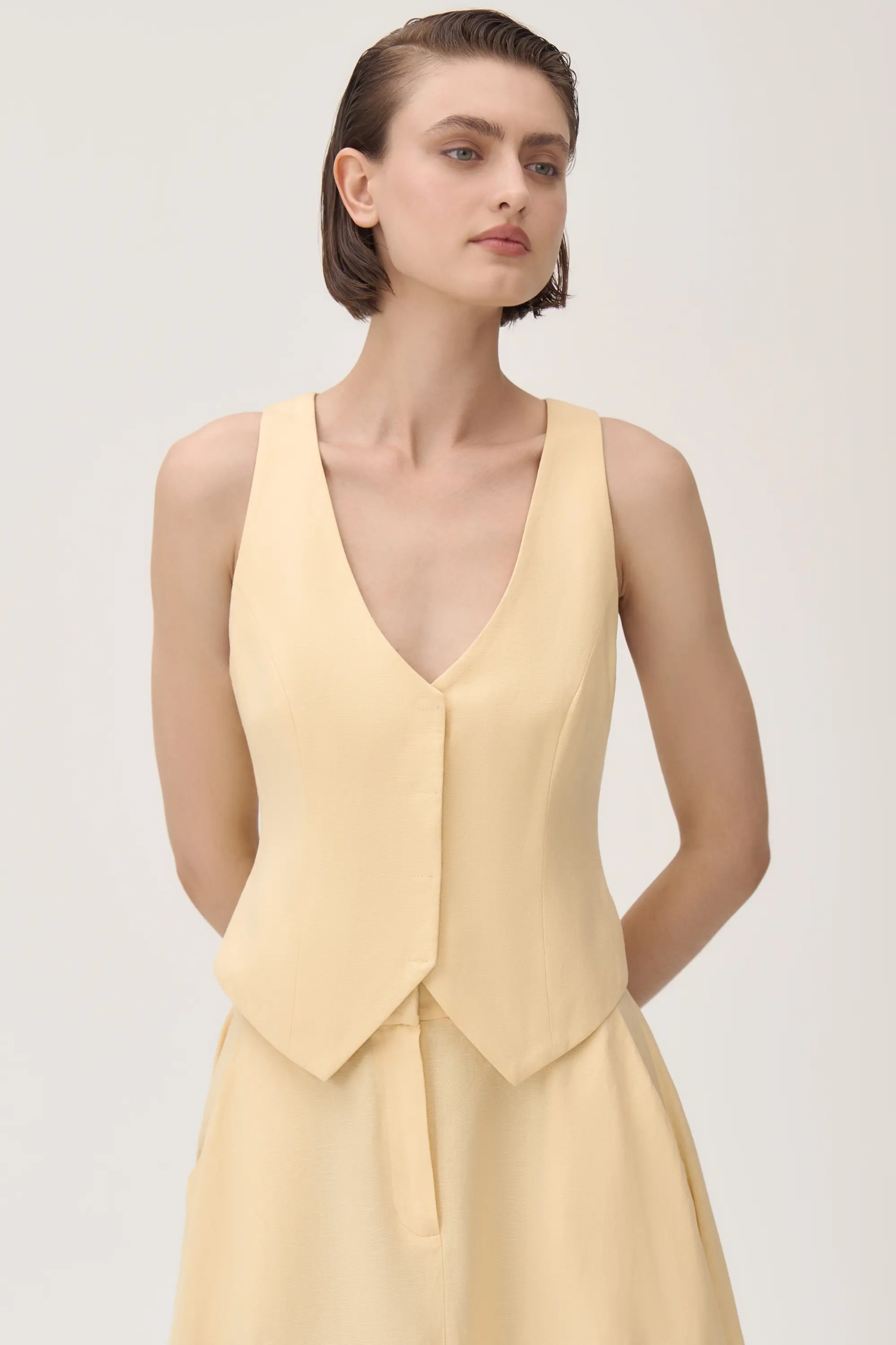 Льняной приталенный жилет