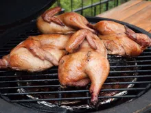 Керамический гриль Big Green Egg L Large (Большой), 46 см на столе из дуба