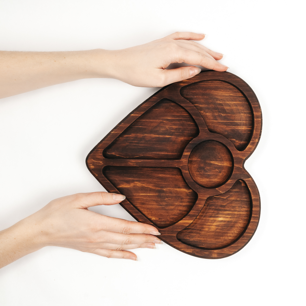 Деревянная менажница из кедра для подачи блюд и закусок "Сердце"