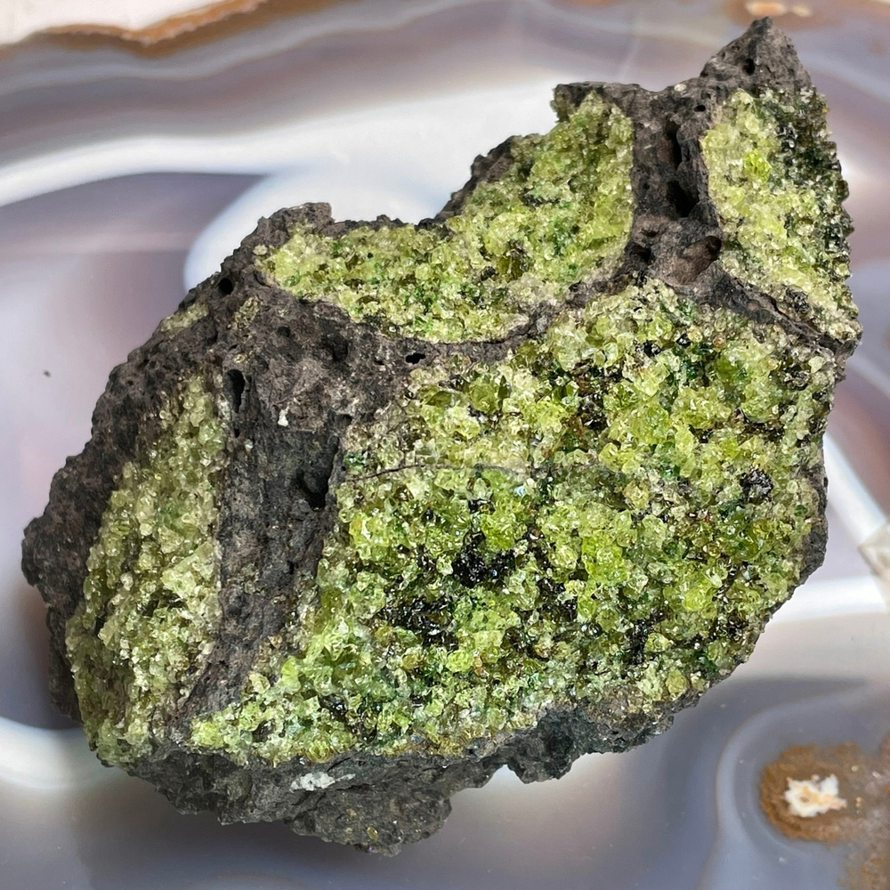 40345 Хризолит необработанный друза 62*92мм