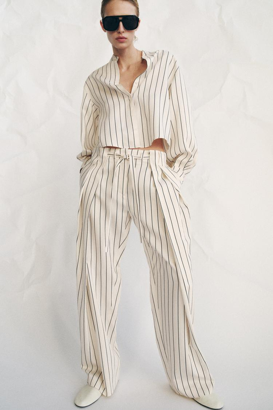 ZARA БРЮКИ В ПОЛОСКУ СО СКЛАДКАМИ — ZW COLLECTION, ЭКРЮ/ТЕМНО-СИНИЙ