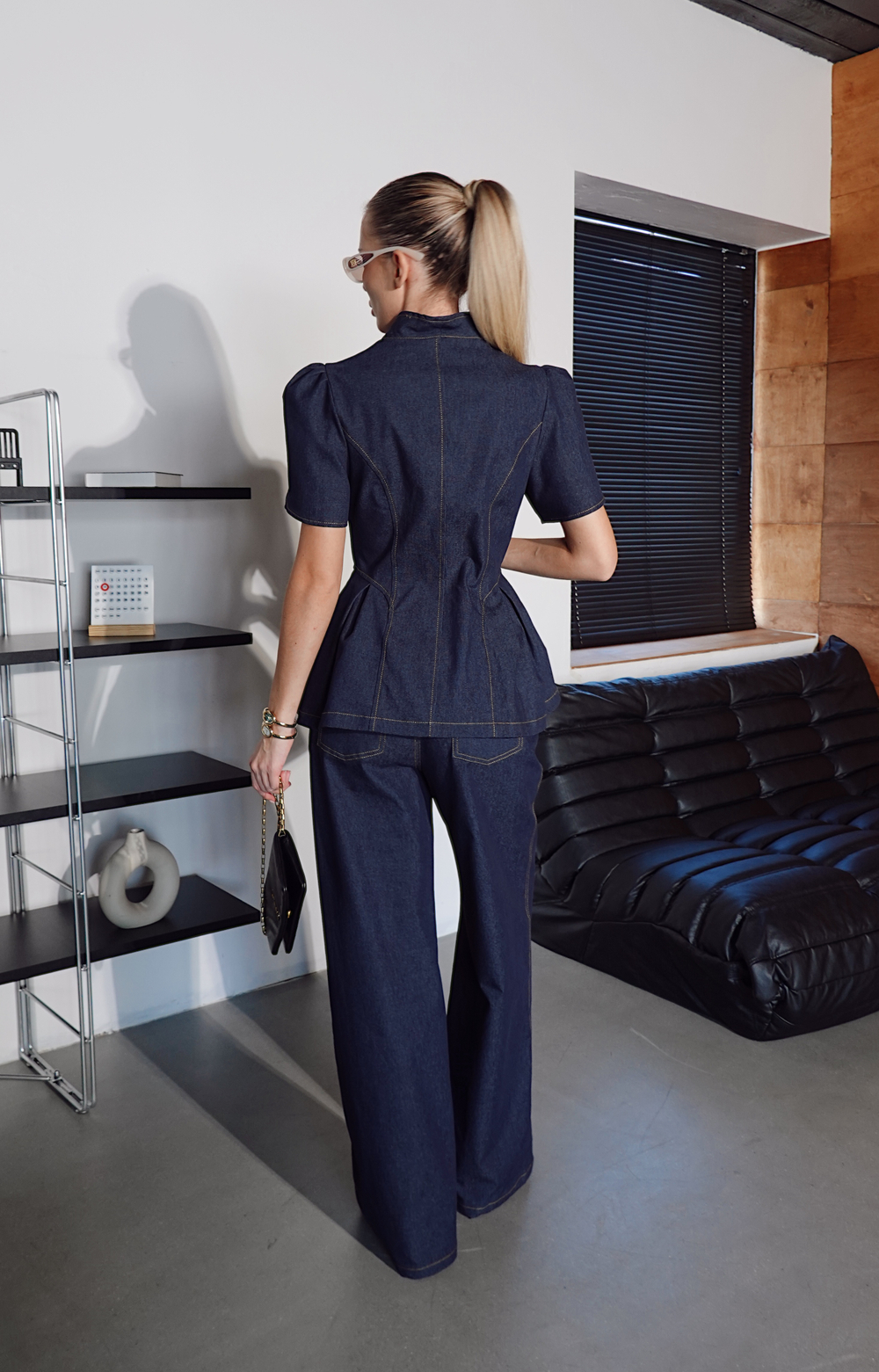 Костюм из джинсы с приталенным жакетом