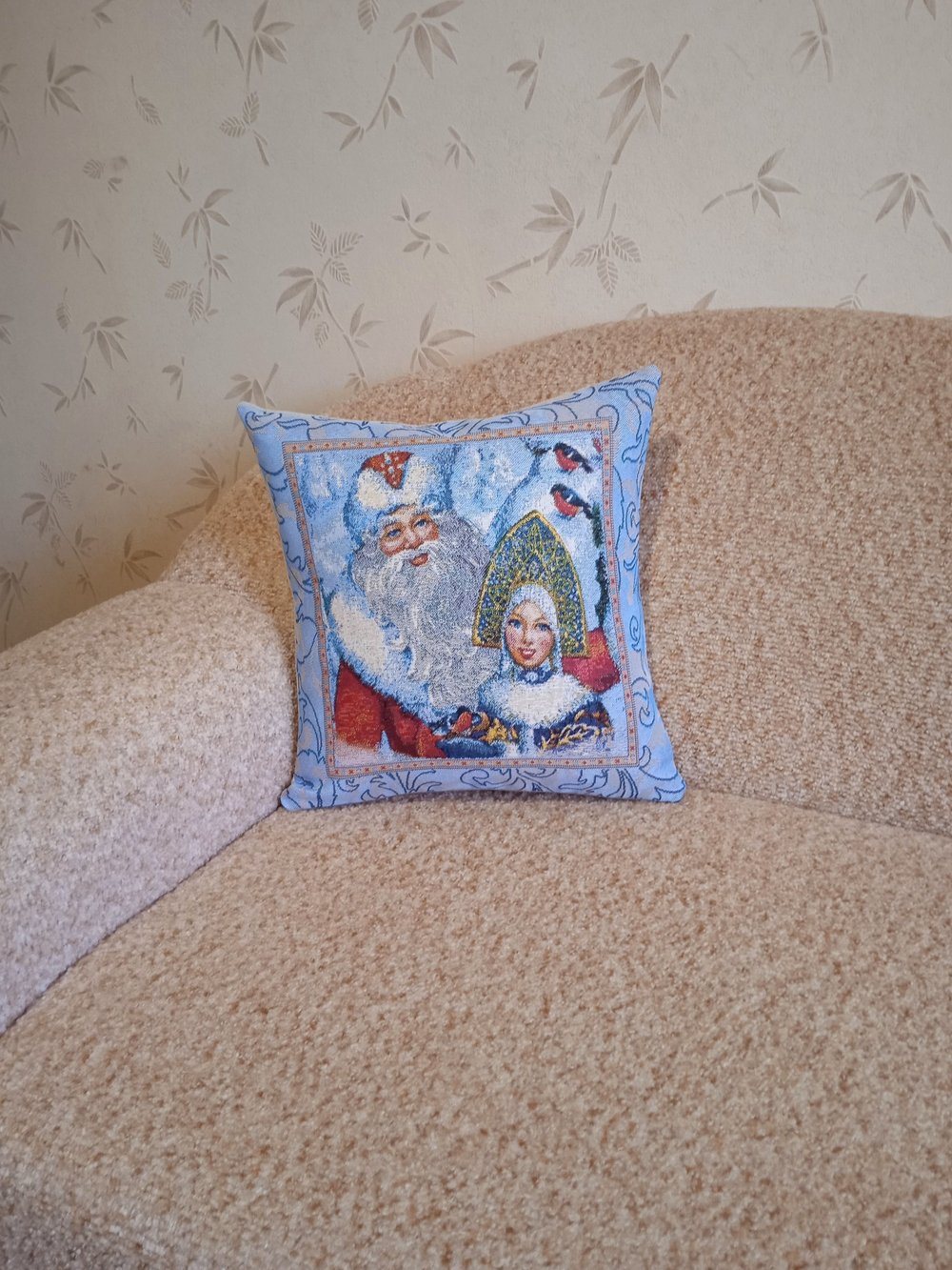 Декоративный гобеленовый чехол для интерьерной подушки Дед Мороз 38*38