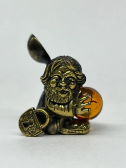 Бронзовая статуэтка на янтаре