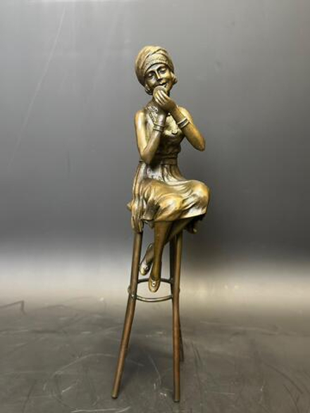 Бронзовая статуэтка «Девушка на стуле»