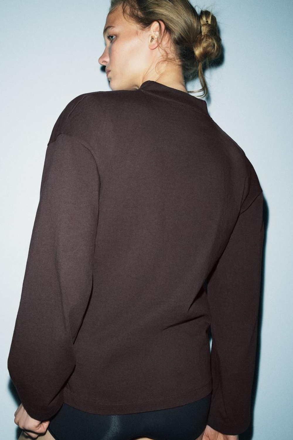 ZARA ФУТБОЛКА В СТИЛЕ РУСТИК С V-ОБРАЗНЫМ ВЫРЕЗОМ, ШОКОЛАДНЫЙ