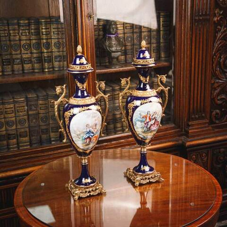 Пара ваз в дворцовом стиле.