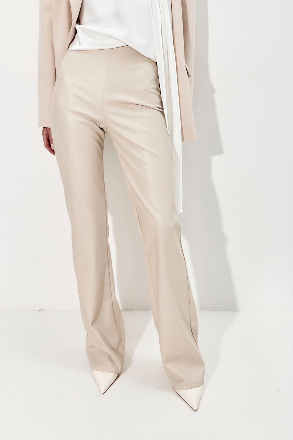 Брюки клеш из экокожи серо-бежевого цвета
