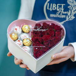 Коробочка- сердце с цветами и конфетами