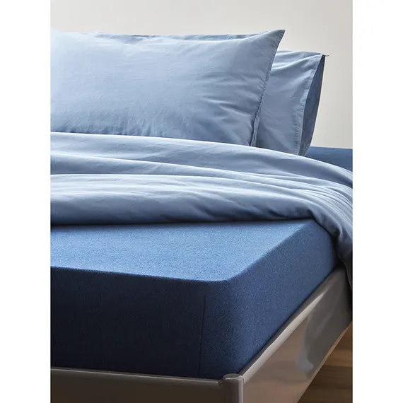 Простыня на резинке из хлопкового трикотажа темно-синего цвета из коллекции essential