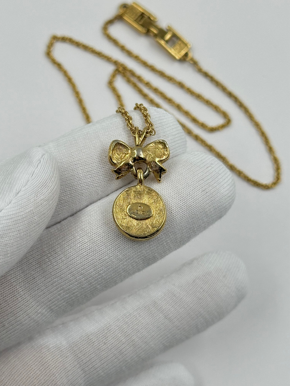 Кулон с лого и бантиком Givenchy