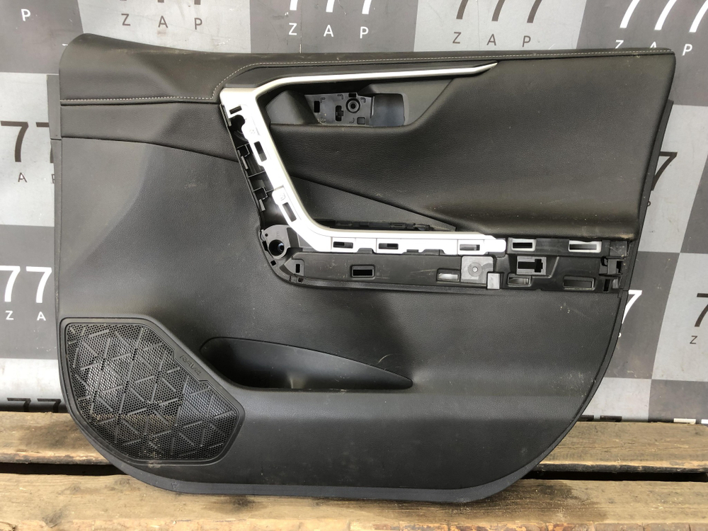 Обшивка двери передней правой Toyota RAV4 V (XA50) 18-нв Б/У Оригинал 67611XB34