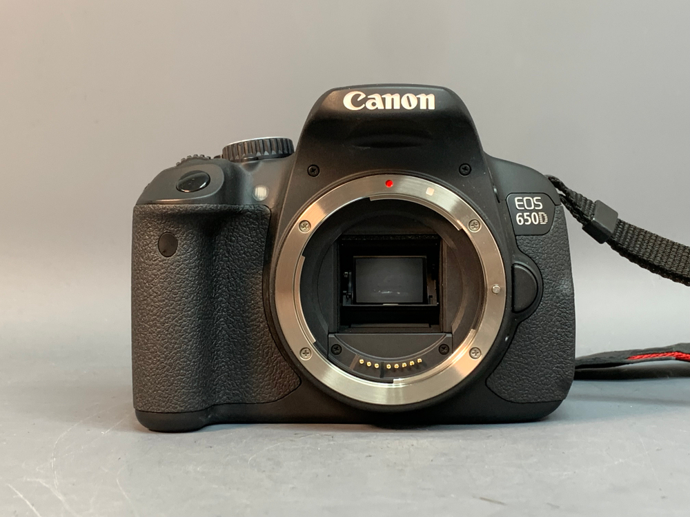 Canon 650D kit 18-55mm 3.5-5.6 IS II 2.400 кадров