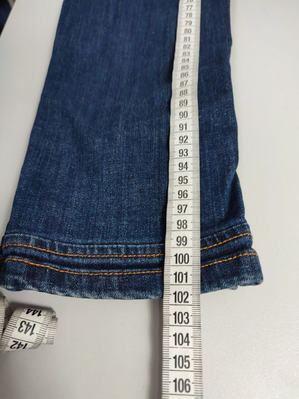 Джинсы Reserved с рваным эффектом 44 размер