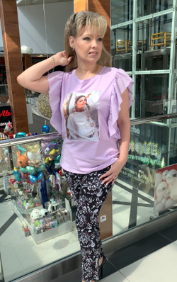 Футболка с креативным изображением и оборкой