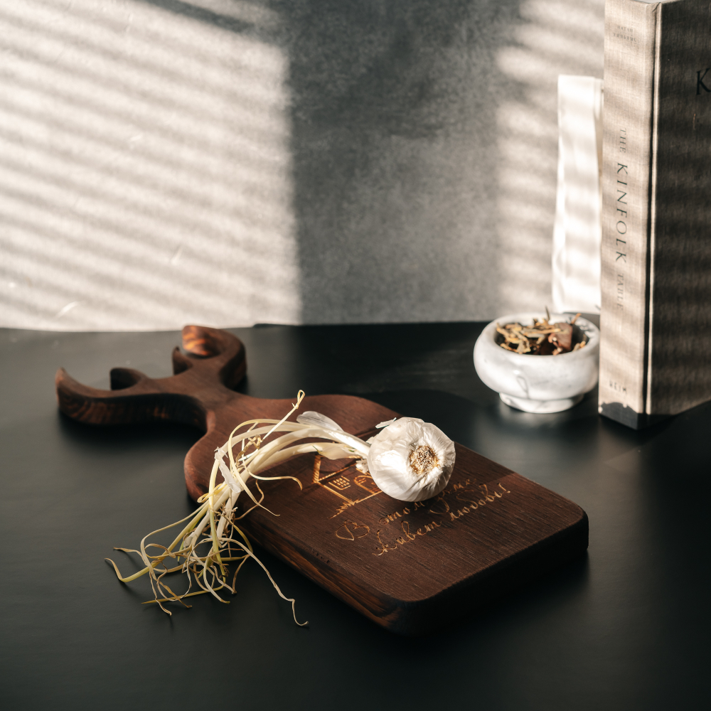 Доска разделочная из древесины сибирского кедра с гравировкой "Home is where the heart is". RD98