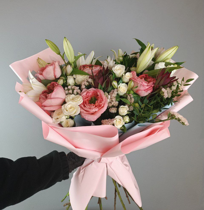 Эффектный букет с пионовидной розой и лилией