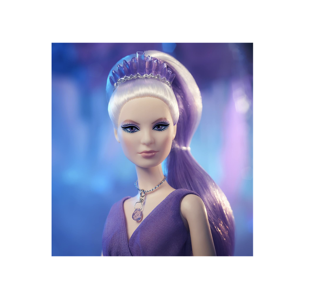 Кукла Barbie Crystal Fantasy Collection Amethyst (13 дюймов, платиновые волосы) с ожерельем из настоящего аметиста, платьем и аксессуарами, подарок для коллекционеров