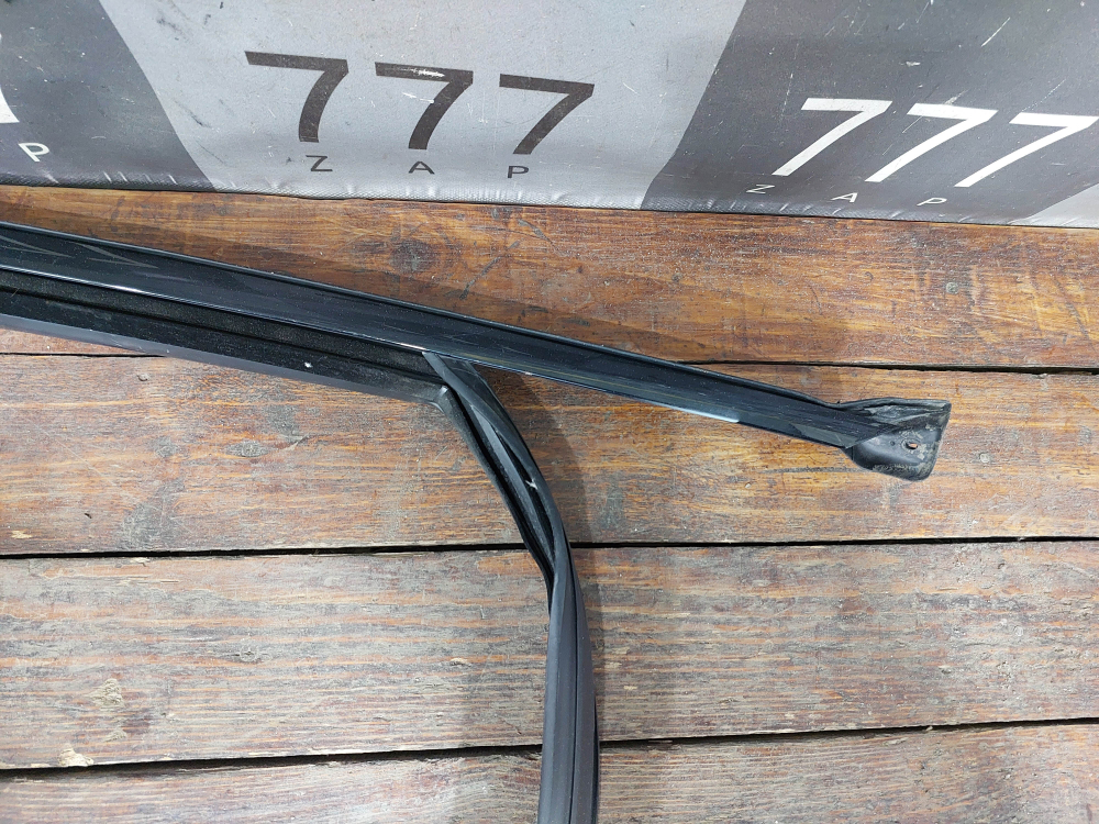 Уплoтнитeль cтeклa двepи пepeднeй пpaвoй Jaecoo J7 23-нв Б/У Оригинал 554001649AA