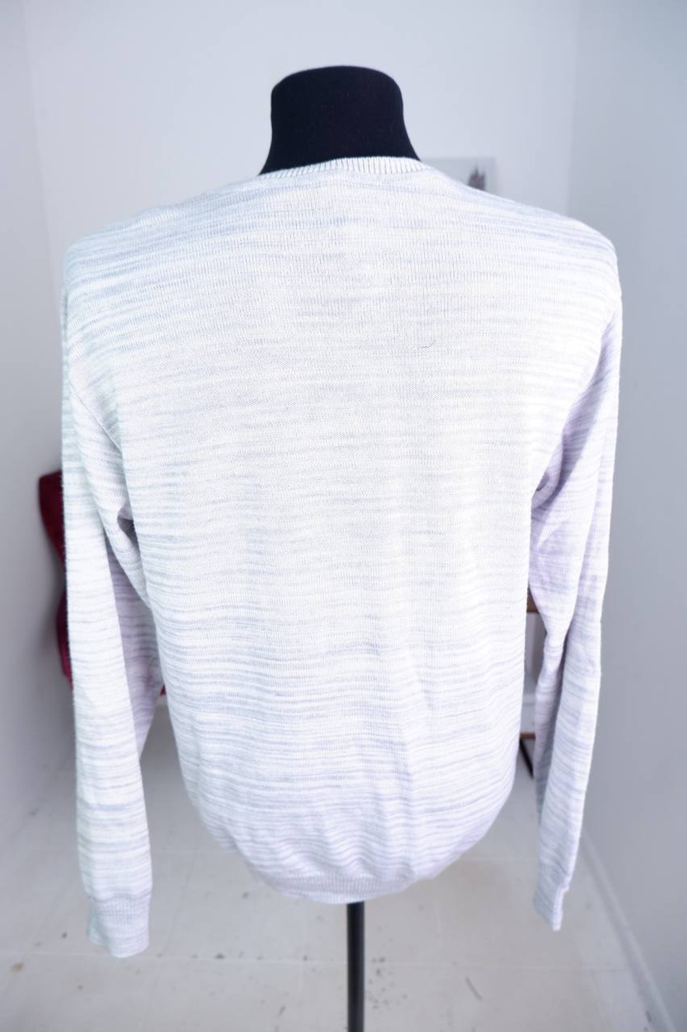 Джемпер светлого оттенка, визуально на 52 размер