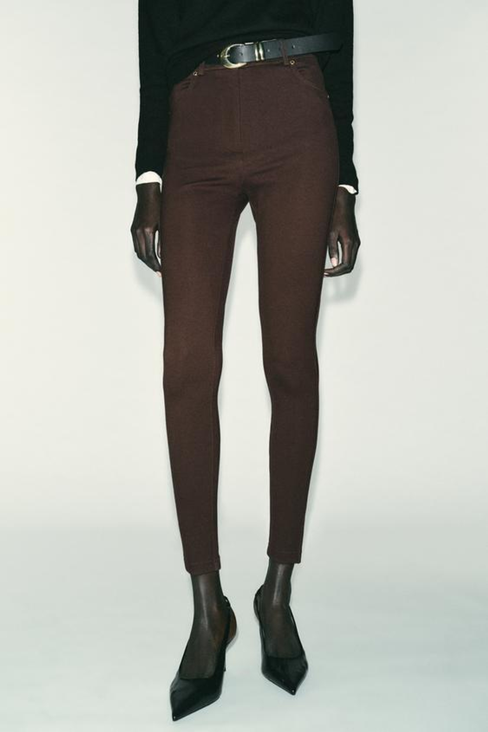 ZARA ДЖЕГГИНСЫ СО СРЕДНЕЙ ПОСАДКОЙ И РЕМНЕМ, ТЕМНО-КОРИЧНЕВЫЙ