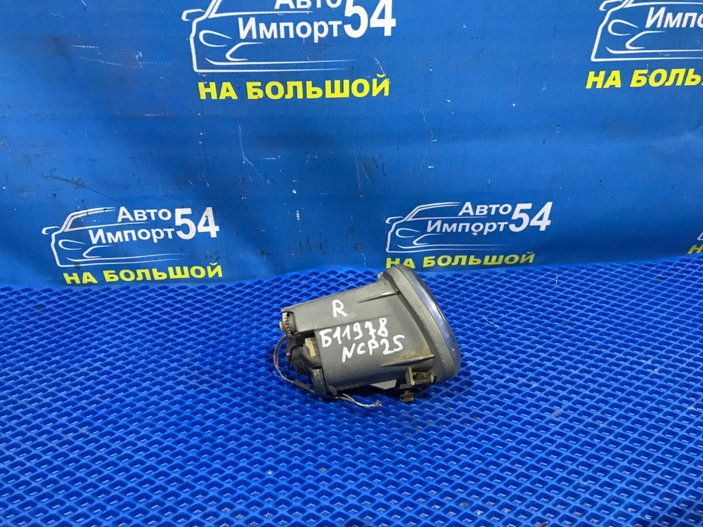 Туманка правая TOYOTA FUNCARGO 1999-2002