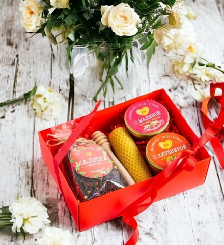 Набор №95 алый "2 вида меда + чай + свеча + ложка"