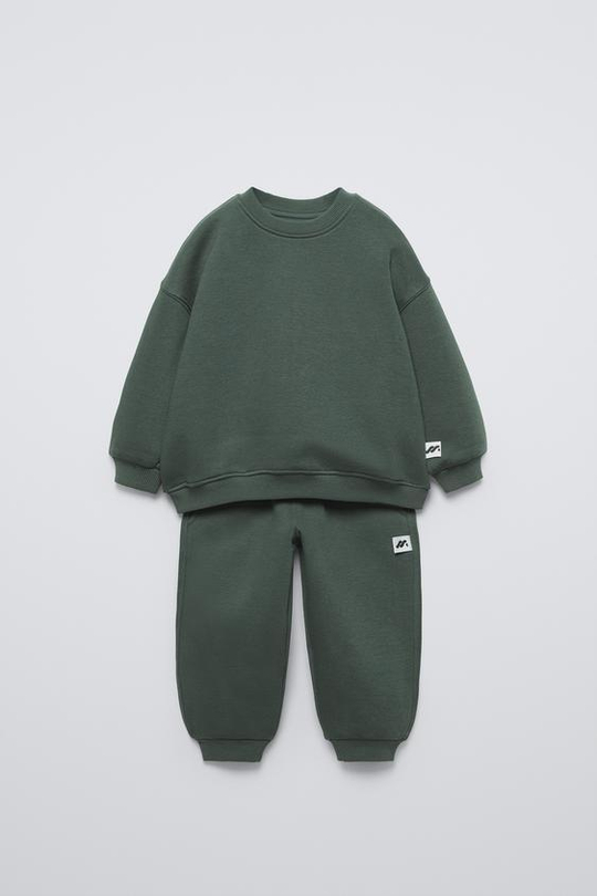 ZARA КОМПЛЕКТ ИЗ ТОЛСТОВКИ И БРЮК-ДЖОГГЕРОВ С НАШИВКОЙ, ЗЕЛЕНЫЙ