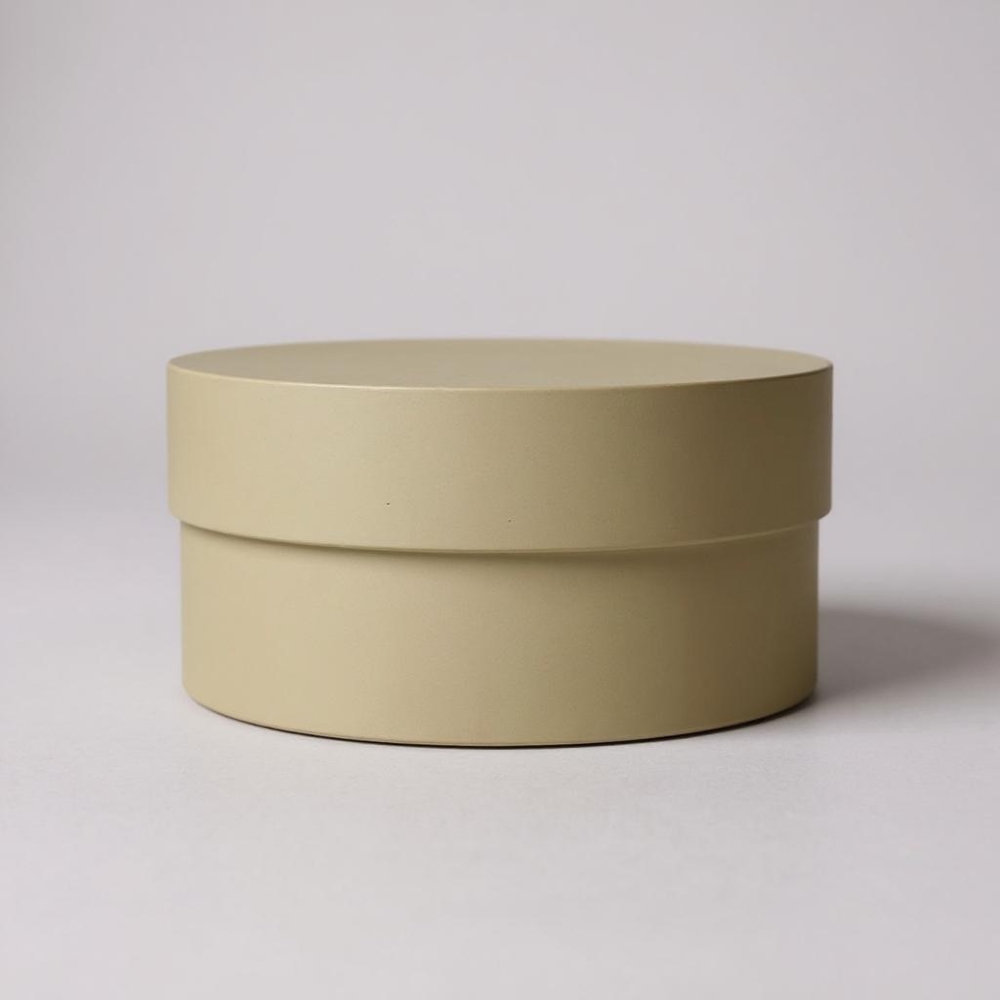 Плотная короткая круглая коробка(без ручек). Цвет: Нежно желтый.