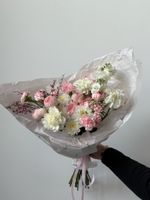 Букет сборный из генисты, кустовых пионовидных роз, кустовых диантусов и хризантемы