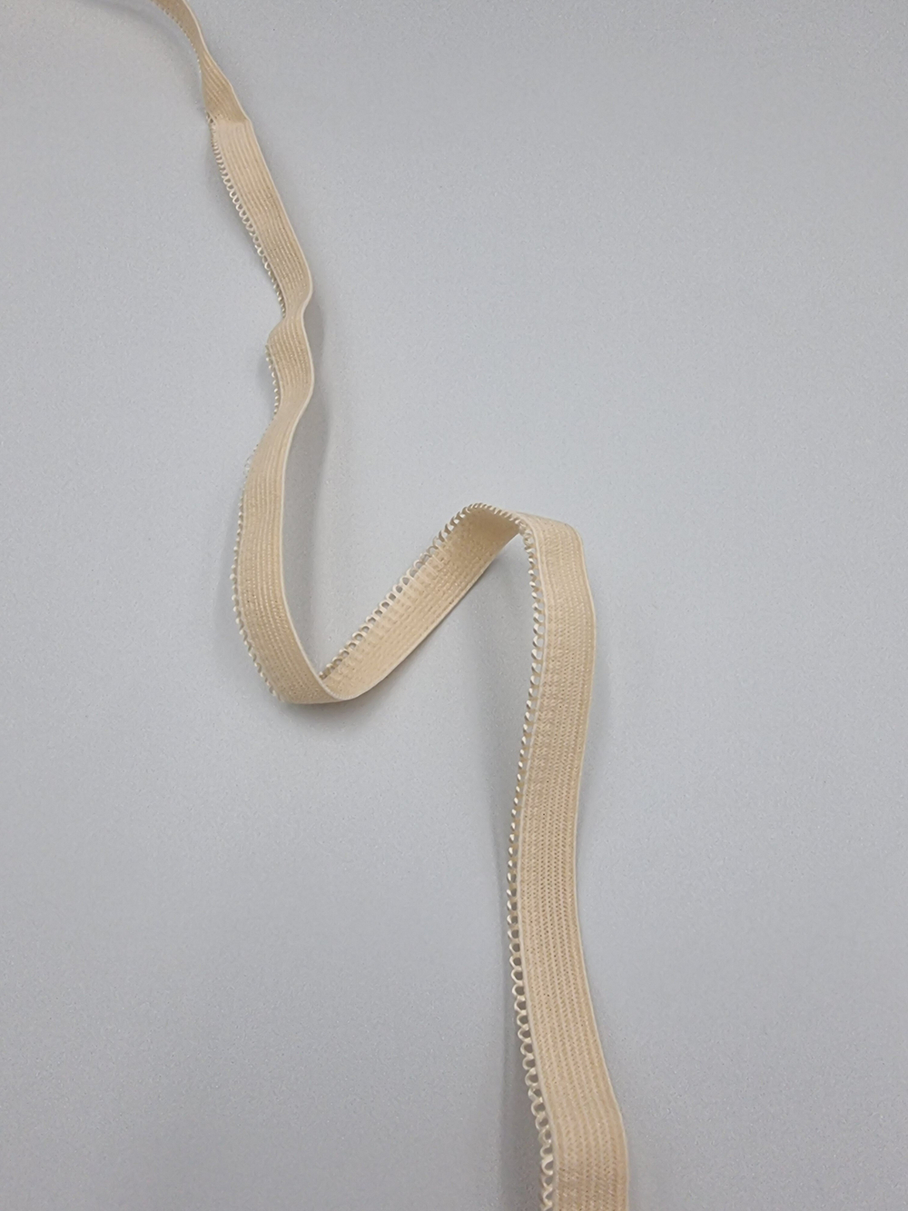 Ажурная тонкая резинка бежевая 10 мм ( Pantone 13-1010 TPX)