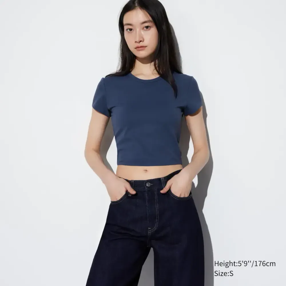 UNIQLO УКОРОЧЕННАЯ ФУТБОЛКА, ТЕМНО-СИНИЙ