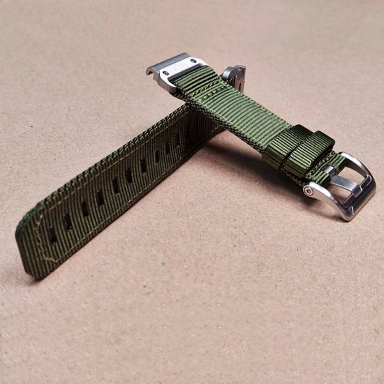 Ремешок тактический Tactix 22 мм. для Garmin Fenix 7 / 6 / 5, Forerunner 935/ 945 / 955, instinct, instinct 2, Epix Gen 2 нейлоновый быстросъемный на застежке (Хаки/серебряный)