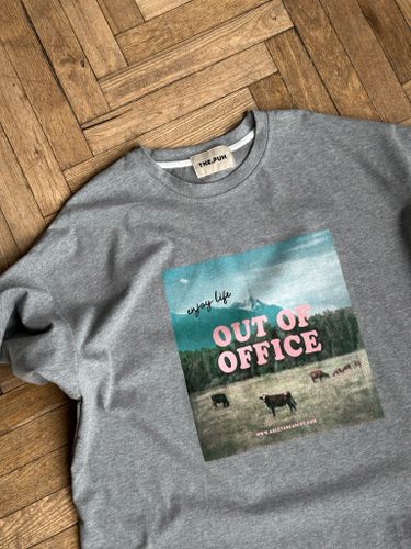 Серая оверсайз футболка Out of office