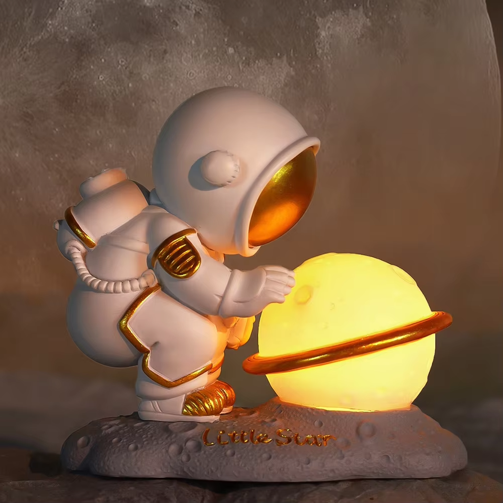 Astronaut star lamp