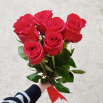 Красные розы с лентой