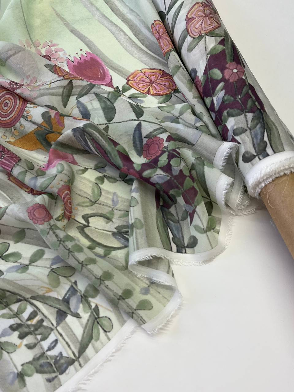 Вискоза жоржет пастельно-зеленая с разноцветным цветочным принтом и птичками