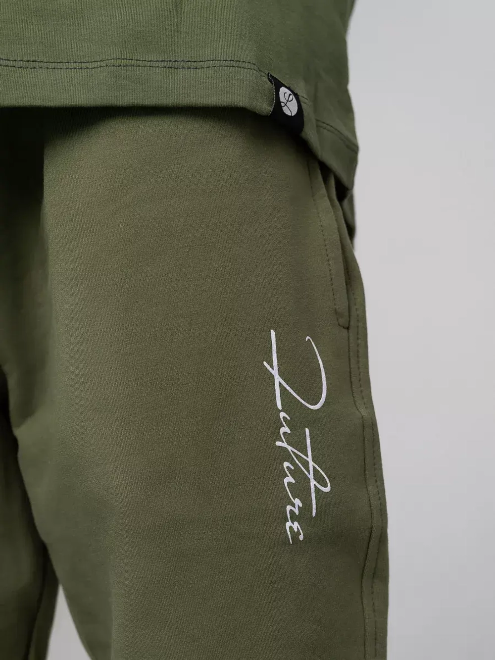 Зеленый костюм для мальчика в школу