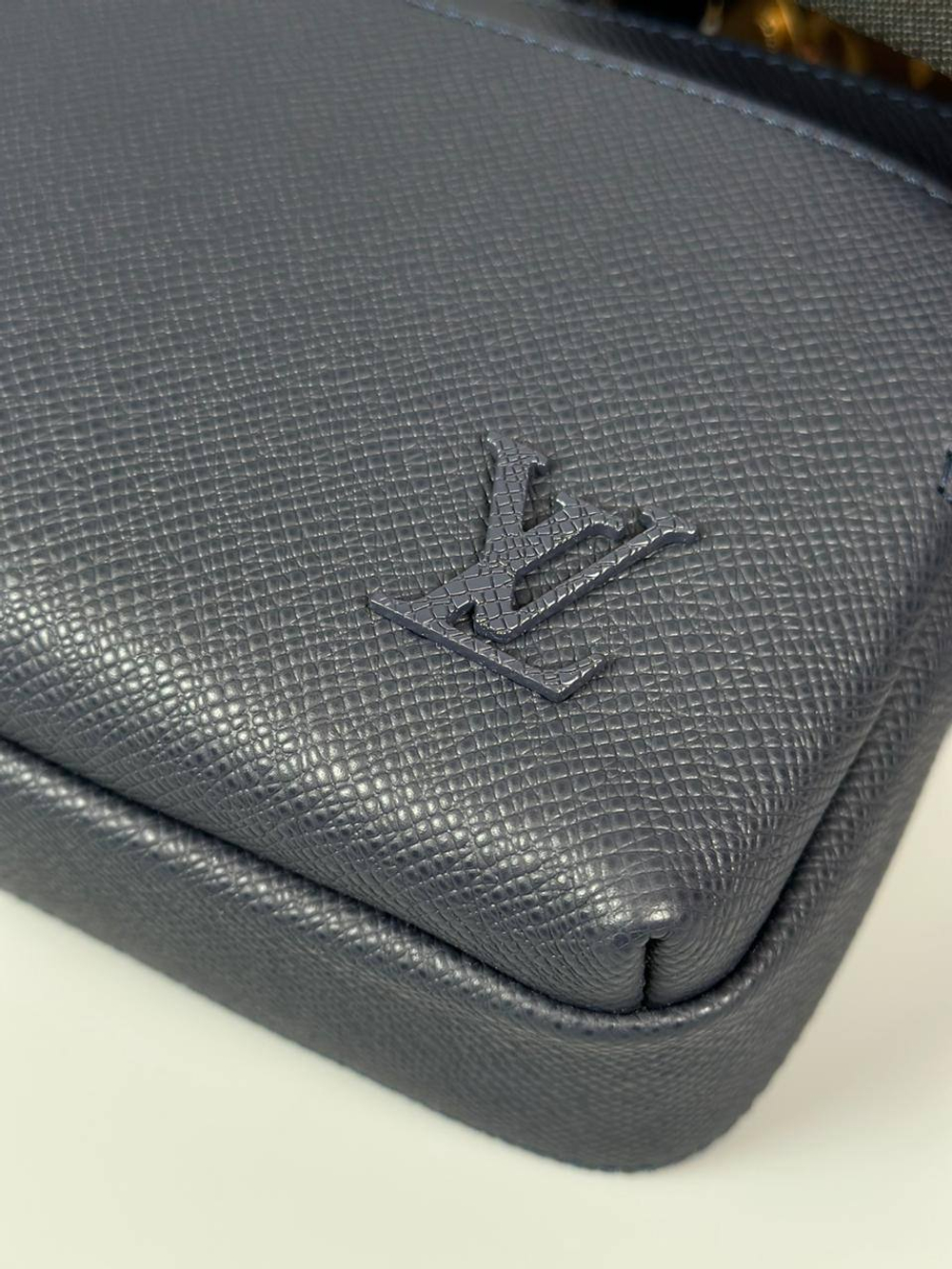 Сумка-мессенджер Louis Vuitton