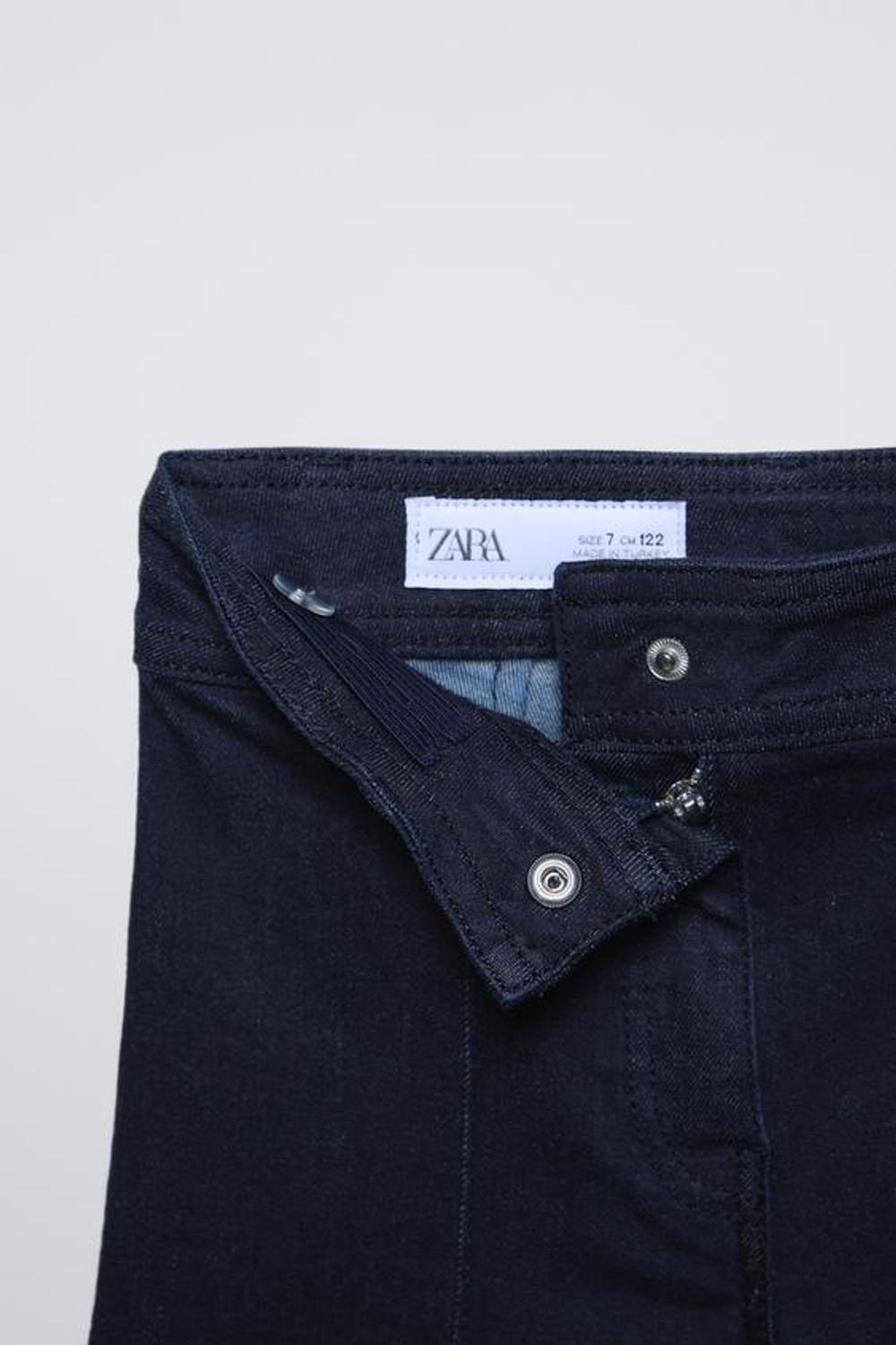 ZARA РАСКЛЕШЕННЫЕ ДЖИНСЫ С ДЕКОРАТИВНОЙ СТРОЧКОЙ, СИНИЙ