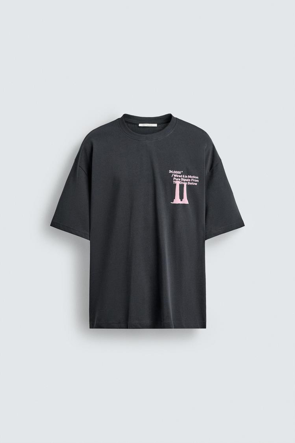 ZARA ФУТБОЛКА С ПРОРЕЗИНЕННЫМИ ПРИНТАМИ, ТЕМНЫЙ АНТРАЦИТ