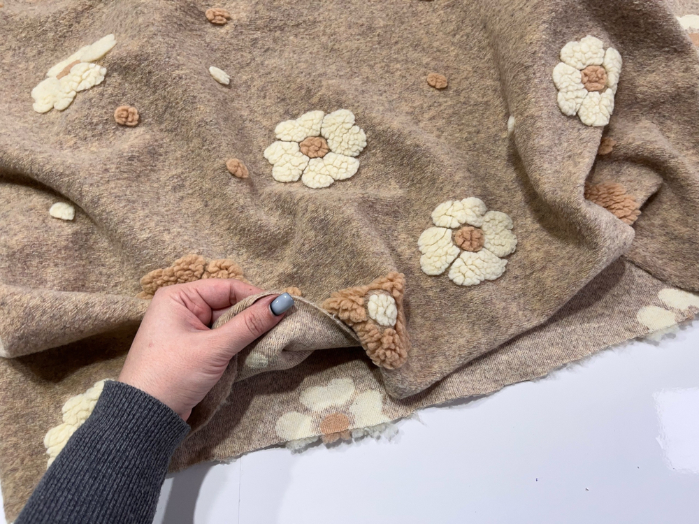 ЦВЕТОЧКИ НА БЕЖЕВОМ - Жаккард тепленький (1390 Евгения)