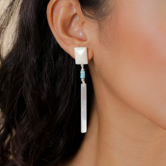 Серьги Nature Bijoux, Milos, с костью, окрашенным говлитом и перламутром, NB26.1-12-90642 (белый)