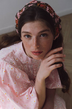 Платье с жабо и рукавами-фонариками из ажурного хлопка "Ромашки на розовом"