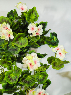 Искусственные цветы Герань ампельная бело-зеленая в настенном кашпо