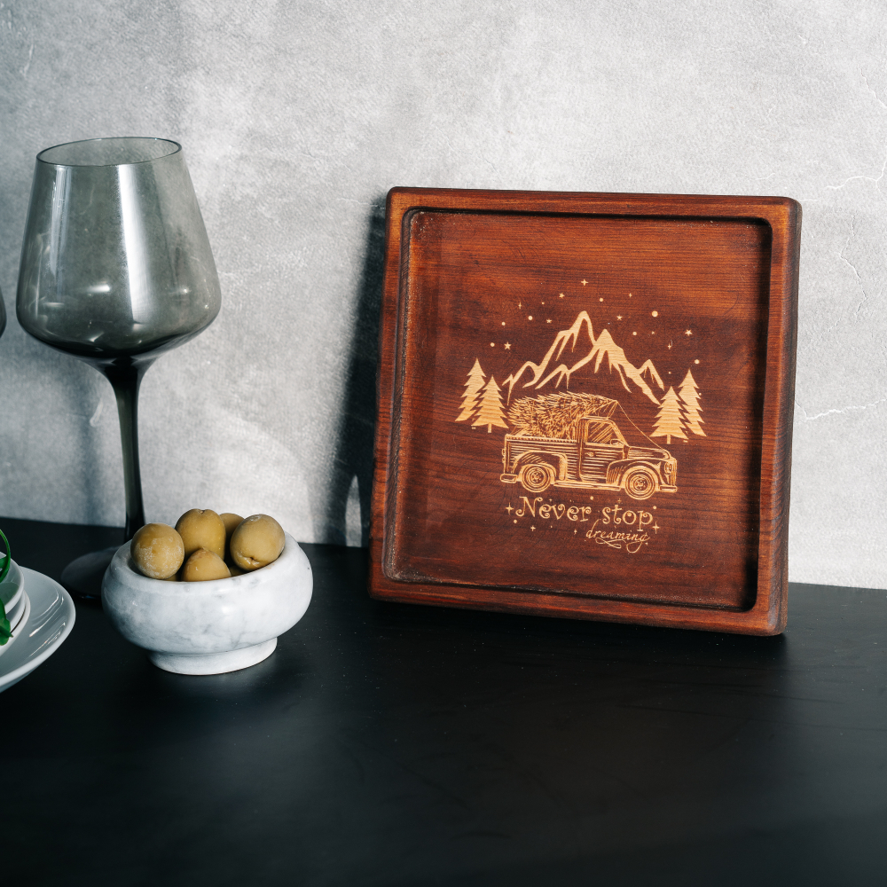 Деревянная менажница из кедра для подачи блюд и закусок с гравировкой "Never stop dreaming"