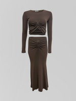Костюм by Gor 25070 из удлиненной юбки с расклешенным низом и топом с затяжками