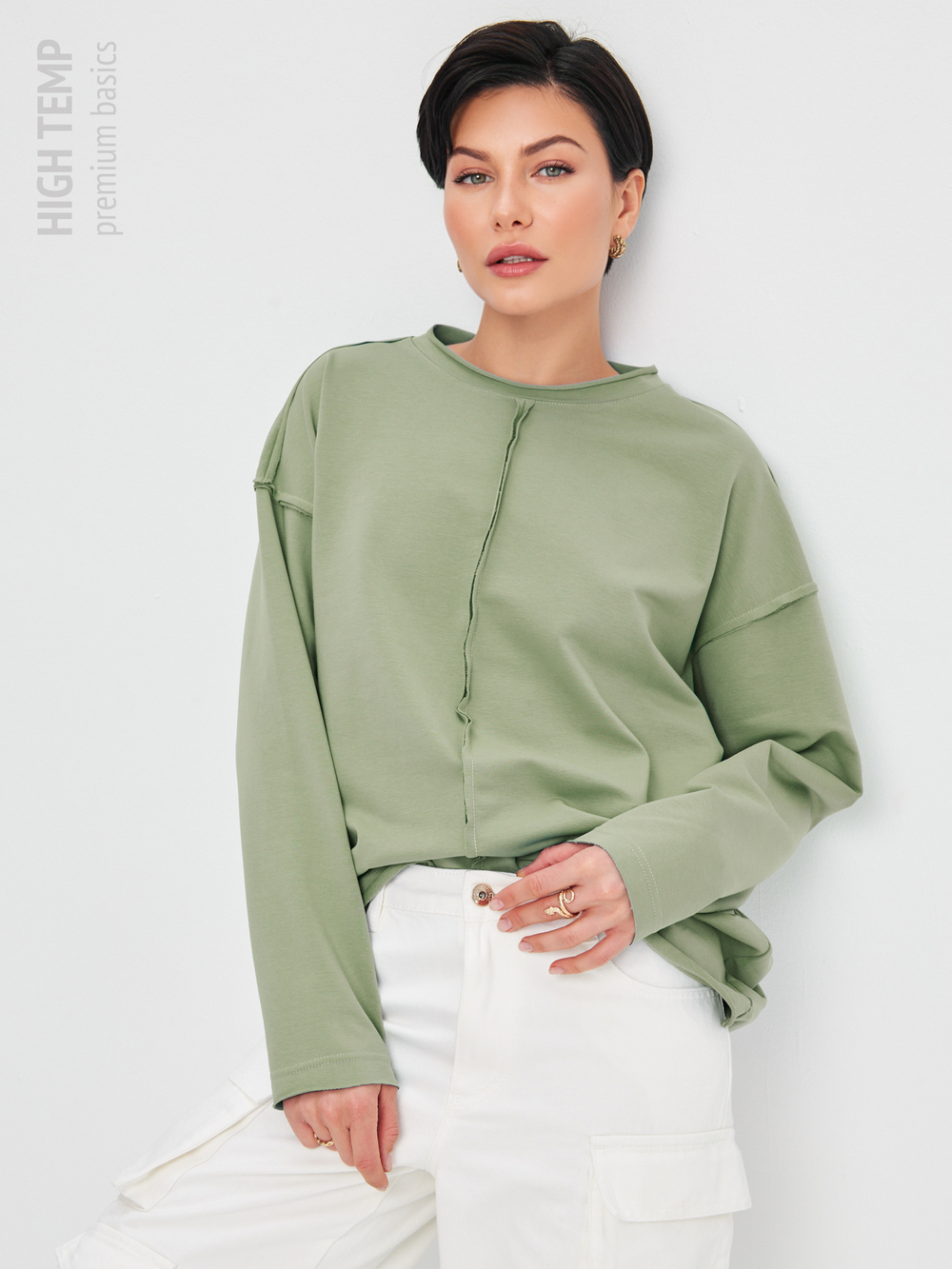 Свободный легкий свитшот со швами наружу