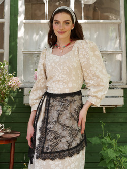 Платье миди с вырезом